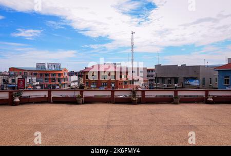 Kumasi, Ghana - 07. April 2022: Traditionelle Ansicht des Stadtzentrums von African Kumasi Stockfoto