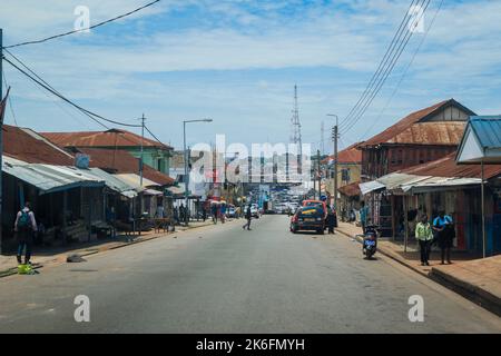 Kumasi, Ghana - 07. April 2022: Traditionelle Ansicht des Stadtzentrums von African Kumasi Stockfoto
