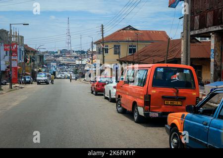 Kumasi, Ghana - 07. April 2022: Traditionelle Ansicht des Stadtzentrums von African Kumasi Stockfoto