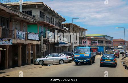 Kumasi, Ghana - 07. April 2022: Traditionelle Ansicht des Stadtzentrums von African Kumasi Stockfoto