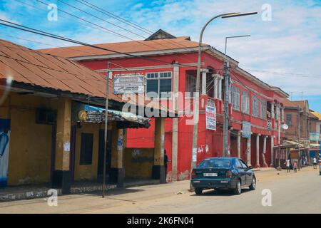 Kumasi, Ghana - 07. April 2022: Traditionelle Ansicht des Stadtzentrums von African Kumasi Stockfoto