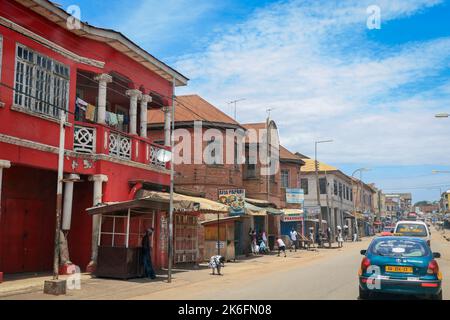 Kumasi, Ghana - 07. April 2022: Traditionelle Ansicht des Stadtzentrums von African Kumasi Stockfoto