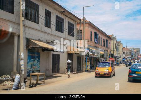 Kumasi, Ghana - 07. April 2022: Traditionelle Ansicht des Stadtzentrums von African Kumasi Stockfoto
