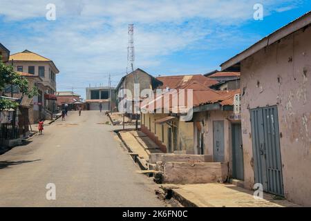 Kumasi, Ghana - 07. April 2022: Traditionelle Ansicht des Stadtzentrums von African Kumasi Stockfoto