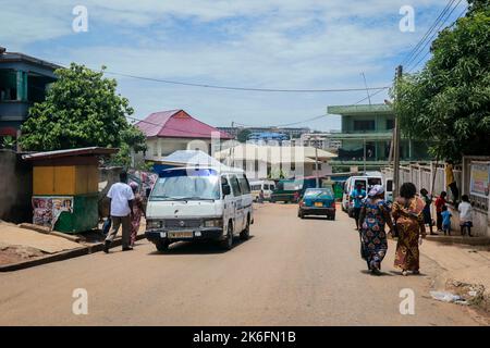 Kumasi, Ghana - 07. April 2022: Traditionelle Ansicht des Stadtzentrums von African Kumasi Stockfoto