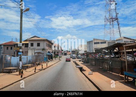 Kumasi, Ghana - 07. April 2022: Traditionelle Ansicht des Stadtzentrums von African Kumasi Stockfoto