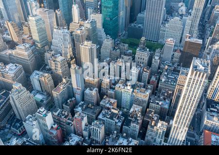 New York City, Vereinigte Staaten von Amerika – 8. Mai 2017. Blick über die Wolkenkratzer des Midtown-Viertels von Manhattan in New York City, zwischen Broadw Stockfoto