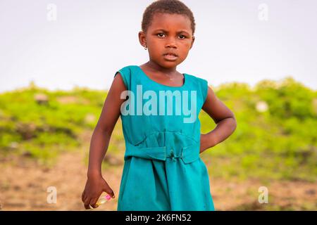 Amedzofe, Ghana - 07. April 2022: Afrikanische Schüler in farbenfroher Schuluniform in der Nähe der kleinen ghanaischen Stadt Amedzofe Stockfoto