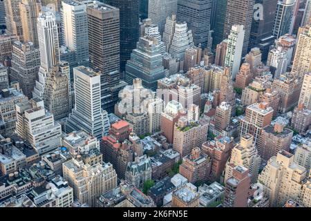 New York City, Vereinigte Staaten von Amerika – 8. Mai 2017. Blick über die Wolkenkratzer der Stadtteile Midtown und Murray Hill in Manhattan in New York Cit Stockfoto