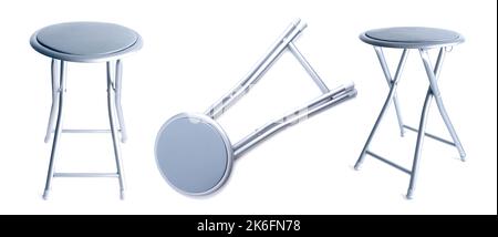 Ansichten von gefalteten und ausgefalteten gepolsterten grauen zusammenklappbaren Hocker isoliert auf weißem Hintergrund. Stockfoto