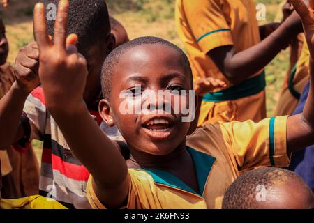 Amedzofe, Ghana - 07. April 2022: Afrikanische Schüler in farbenfroher Schuluniform in der Nähe der kleinen ghanaischen Stadt Amedzofe Stockfoto