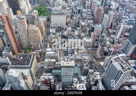 New York City, Vereinigte Staaten von Amerika – 8. Mai 2017. Blick über die Wolkenkratzer des Midtown-Viertels von Manhattan in New York City, zwischen 6. AV Stockfoto