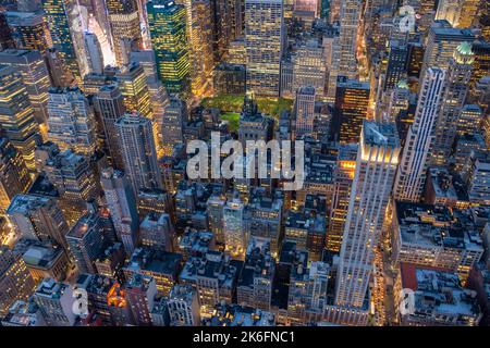 New York City, Vereinigte Staaten von Amerika – 8. Mai 2017. Blick über die Wolkenkratzer des Midtown-Viertels von Manhattan in New York City, zwischen Broadw Stockfoto