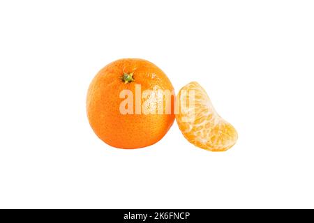 Mandarine- oder Clementinorange-Früchte und Scheiben isoliert auf weißem Hintergrund. Stockfoto