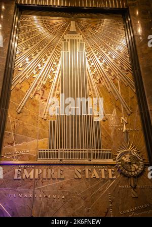 New York City, Vereinigte Staaten von Amerika – 8. Mai 2017. Aluminiumrelief des Empire State Building, am westlichen Ende der Lobby des Gebäudes, hinter t Stockfoto