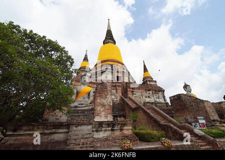 Der größte glockenförmige Chedi im Wat Yai Chai Mongkhon ist eines der markanten Wahrzeichen des Ayutthaya Historical Park in Thailand Stockfoto