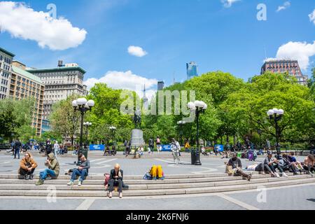 New York City, Vereinigte Staaten von Amerika – 9. Mai 2017. Union Square in New York City. Blick nach Norden, zur George Washington Statue und Empire S Stockfoto