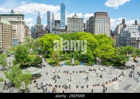 New York City, Vereinigte Staaten von Amerika – 9. Mai 2017. Blick über den Union Square in New York City. Blick nach Norden, mit Menschen, Gebäuden und Gemüse Stockfoto