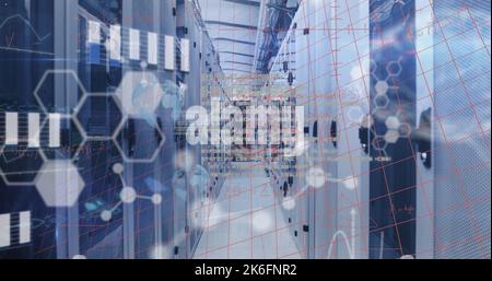 Abbildung der mathematischen Gleichungen und der Datenverarbeitung im Serverraum Stockfoto