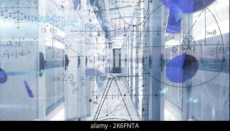 Abbildung der mathematischen Gleichungen und der Datenverarbeitung im Serverraum Stockfoto