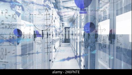 Abbildung der mathematischen Gleichungen und der Datenverarbeitung im Serverraum Stockfoto