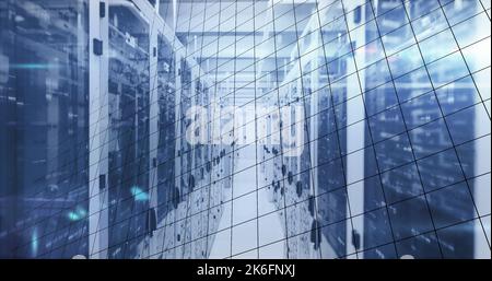 Abbildung der mathematischen Gleichungen und der Datenverarbeitung im Serverraum Stockfoto