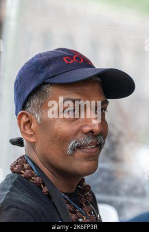 New York City, Vereinigte Staaten von Amerika – 6. Mai 2017. Porträt von Thiru Kumar, dem Betreiber von Lebensmittelkarren, die südindische Dosen in Washington servieren Stockfoto