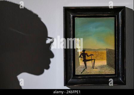 London, Großbritannien. 13. Oktober 2022. Salvador Dali, Le Spectre de Vermeer, gemalt um 1934, Schätzung: 4.000.000-6.000.000 Dollar - Werke aus dem Nachlass des Philanthropen und Mitbegründers von Microsoft, Paul G. Allen, bei Christies London. Eine kostenlose öffentliche Ausstellung findet vom 14-17. Oktober statt. Alle Erlöse aus dem Verkauf (New York - 9. & 10. November) werden philanthropischen Zwecken zugute kommen Kredit: Guy Bell/Alamy Live News Stockfoto