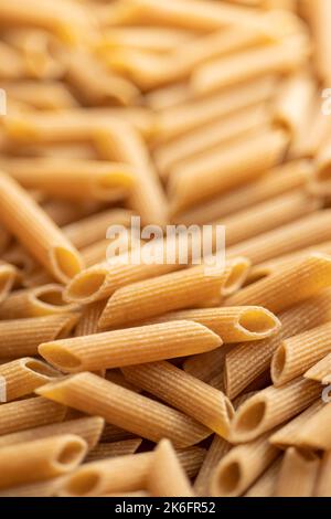 Ungekochte Vollkornpasta. Die rohe Penne Pasta. Stockfoto