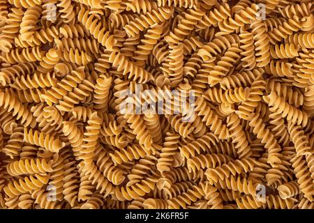 Ungekochte Vollkornpasta. Die rohe Spindel Pasta. Draufsicht. Stockfoto