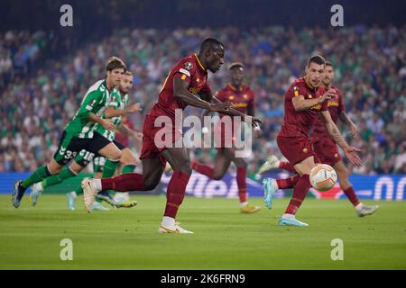 Sevilla, Spanien. 1. Oktober 2022. Mady Camara (20) von Roma, die während des UEFA Europa League-Spiels zwischen Real Betis und Roma im Estadio Benito Villamarin in Sevilla gesehen wurden. (Foto: Gonzales Photo/Alamy Live News Stockfoto