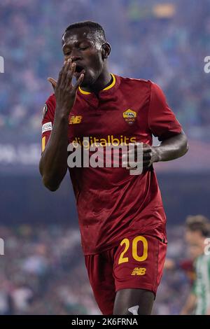 Sevilla, Spanien. 1. Oktober 2022. Mady Camara (20) von Roma, die während des UEFA Europa League-Spiels zwischen Real Betis und Roma im Estadio Benito Villamarin in Sevilla gesehen wurden. (Foto: Gonzales Photo/Alamy Live News Stockfoto