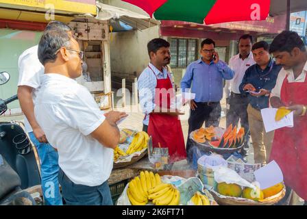 Mumbai, Maharashtra, Südindien, 31.. Dezember 2019: Indische Menschen kaufen Street Food. Stockfoto