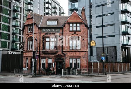 Außenansicht des Black Friar Pub in Manchester, Großbritannien. Stockfoto