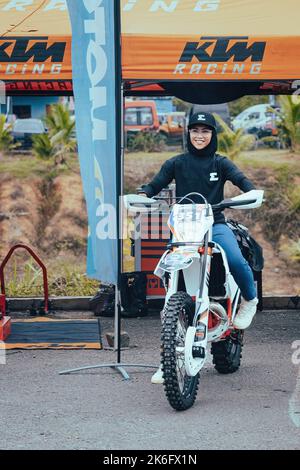 Pahang, Malaysia - 24. September 2022 Motorradfahrerin auf dem Fahrrad beim Rimba RAID-Event. Stockfoto