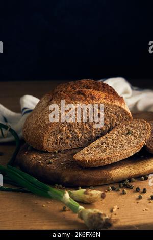 Roggenbrot auf einem Holzbrett Stockfoto