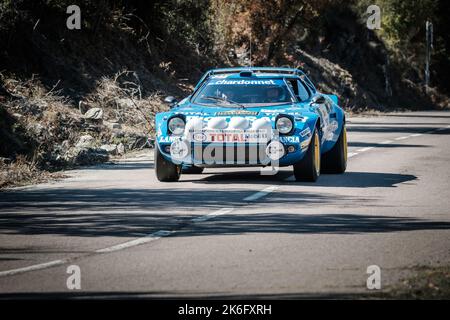 Novella, Korsika, Frankreich - 7.. Oktober 2022: Michel Branca und Gerald Forns treten bei der Tour de Corse Historique 2022 in ihrem Lancia Stratos an. Stockfoto