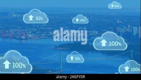 Kombination aus Zahlen mit Prozentzeichen und Aufwärtspfeilen in Wolken über der Luftaufnahme der Stadt Stockfoto