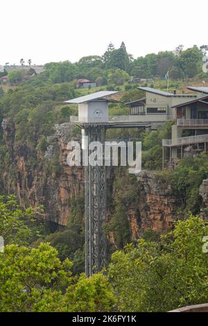 Die Liftgesellschaft Graskop Gorge liegt zentral an der Panoramastrage. Während es ein idealer Zwischenstopp ist, ist es auch ein Endziel in seiner o Stockfoto