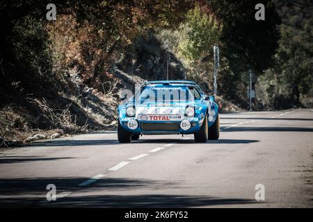 Novella, Korsika, Frankreich - 7.. Oktober 2022: Michel Branca und Gerald Forns treten bei der Tour de Corse Historique 2022 in ihrem Lancia Stratos an. Stockfoto
