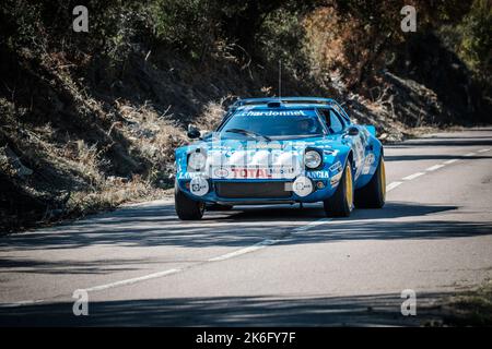 Novella, Korsika, Frankreich - 7.. Oktober 2022: Michel Branca und Gerald Forns treten bei der Tour de Corse Historique 2022 in ihrem Lancia Stratos an. Stockfoto
