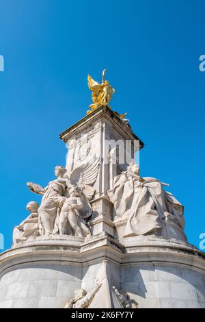 London, Großbritannien - 26. März 2022: Das Victoria Memorial gegen klaren blauen Himmel. Dieses Denkmal aus dem Jahr 82ft wurde zu Ehren von Königin Victoria errichtet und steht außerhalb von Bucki Stockfoto