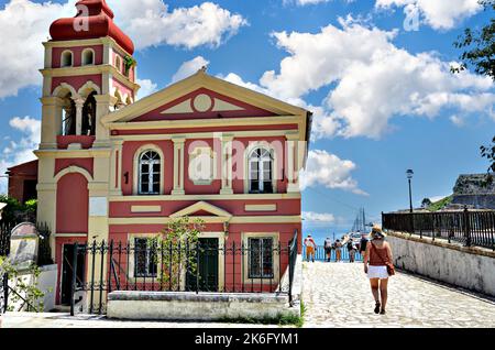 Schöne Aussicht auf die orthodoxe Panagia Mandrakina-Kirche. Auch der Jungfrau Maria und Agios Panteleimonas gewidmet. Korfu, Griechenland Stockfoto