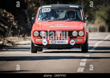 Novella, Korsika, Frankreich - 7.. Oktober 2022: Bruno Baille und Thibaud Lacour treten bei der Tour de Corse Histor 2022 im Triumph Dolomite Sprint an Stockfoto