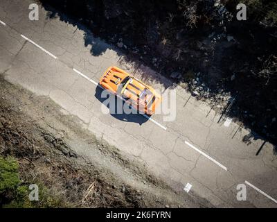Novella, Korsika, Frankreich - 7.. Oktober 2022: Emmanuel Bazin und Corinne Bazin treten in ihrem Porsche 911 SC bei der Tour de Corse Historique 2022 an. Stockfoto