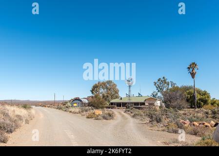 FRASERBURG, SÜDAFRIKA - SEP 3, 2022: Straßenlandschaft auf der Eselfontein Guest Farm an der historischen Poststraße zwischen Fraserburg und Sutherland im Stockfoto