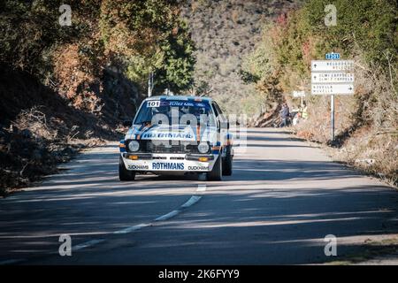 Novella, Korsika, Frankreich - 7.. Oktober 2022: Johnny Delhez und Loris Elst treten in ihrem Ford Escort bei der Tour de Corse Historique 2022 an. Stockfoto