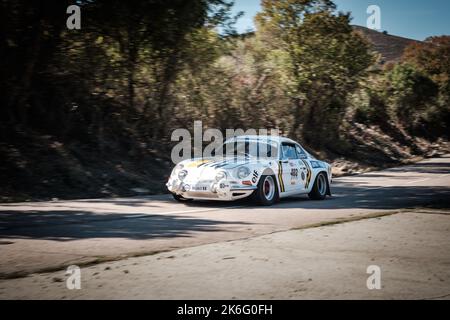 Novella, Korsika, Frankreich - 7.. Oktober 2022: Philippe-Michel Arnaud und Sylvain Defours treten in ihrer Alpine A110 bei der Tour de Corse Histori 2022 an Stockfoto