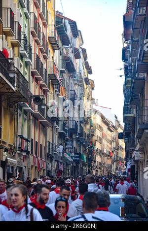 Pamplona, Spanien - 10. Juli 2022: Farbenfrohe Balkone in der Stadt Pamplona während des San Fermin Festivals Stockfoto