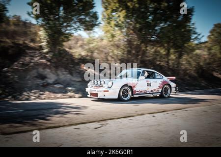 Novella, Korsika, Frankreich - 7.. Oktober 2022: Pascal Houy und Christophe Labadie treten in ihrem Porsche 911 SC bei der Tour de Corse Historique 2022 an. Stockfoto